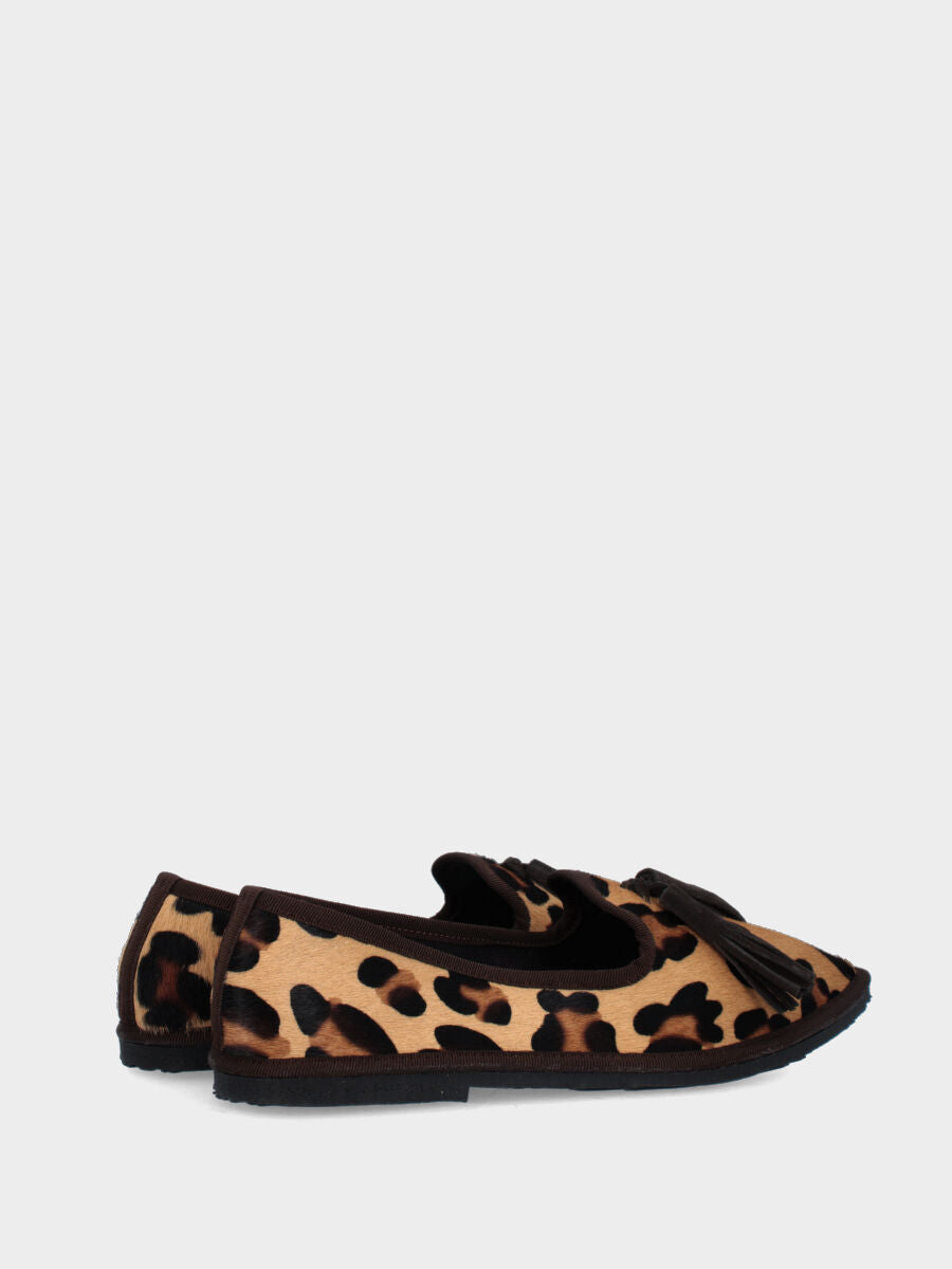Pantofolina in cavallino leopardato con nappine su forma friulana