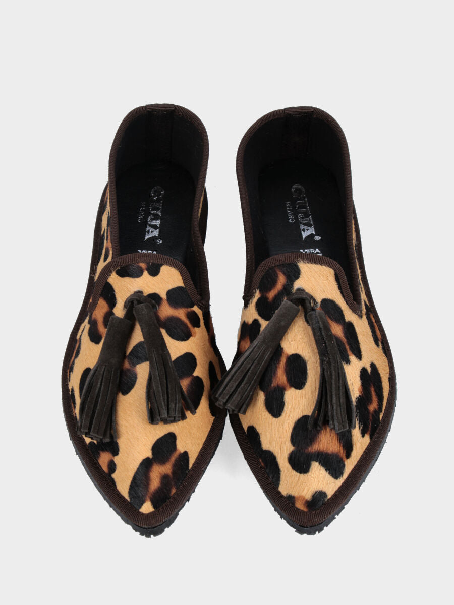 Pantofolina in cavallino leopardato con nappine su forma friulana