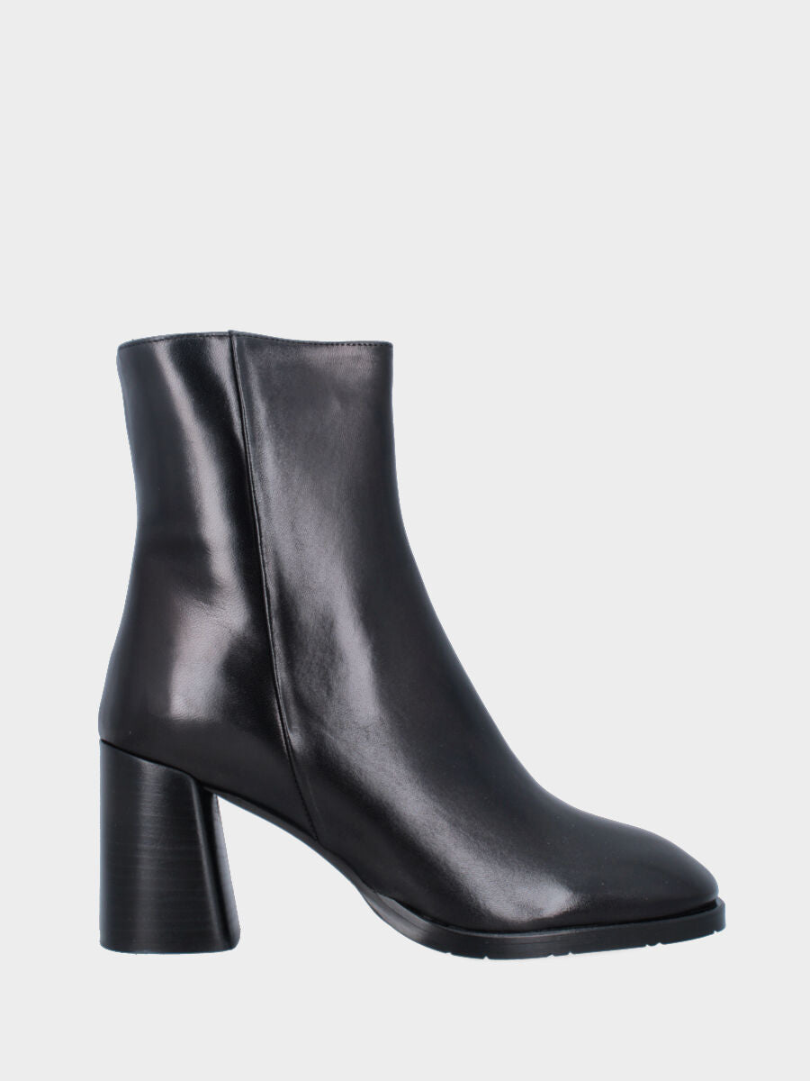 Stivaletto in nappa nera con tacco stondato fasciato cuoio