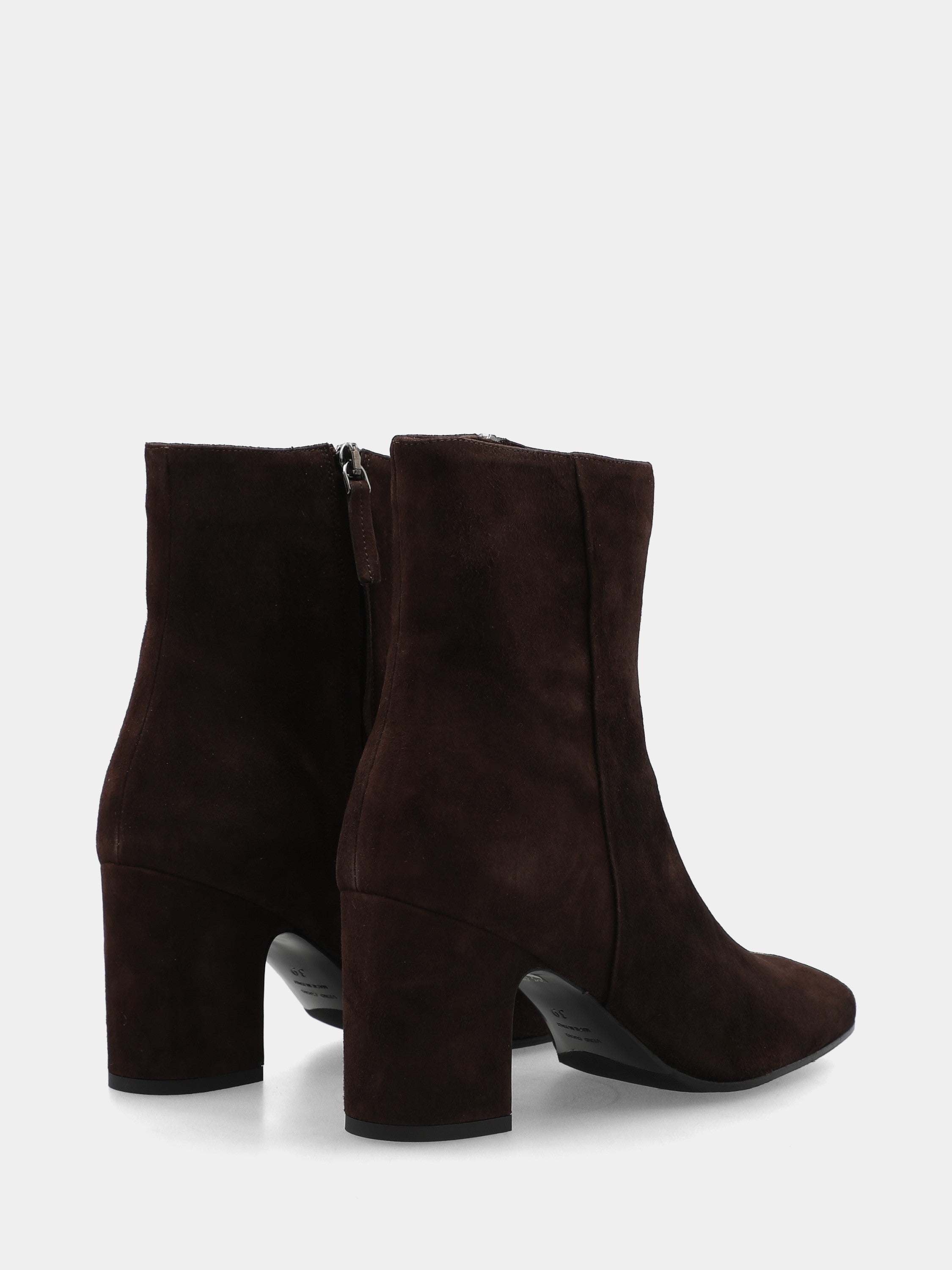 Bottine en suède marron foncé avec talon large en forme de queue et fermeture éclair