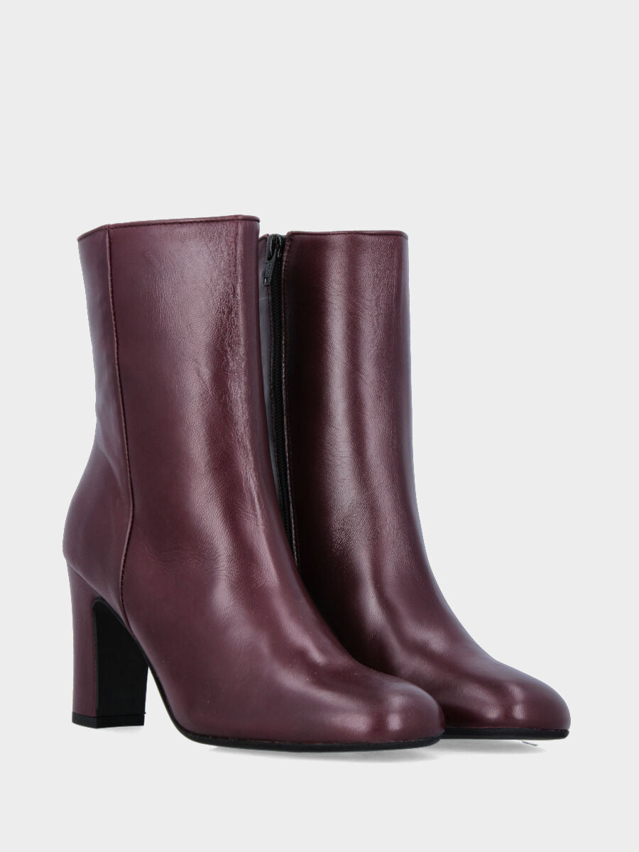 Stivaletto in nappa bordeaux con tacco largo e cerniera laterale