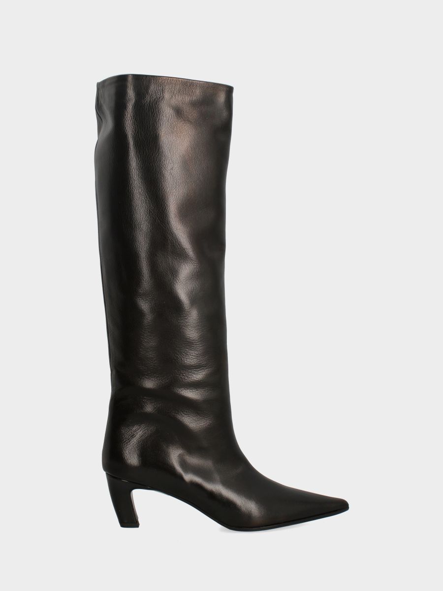 Stivale in vitello nero con cucitura frontale e tacco a coda