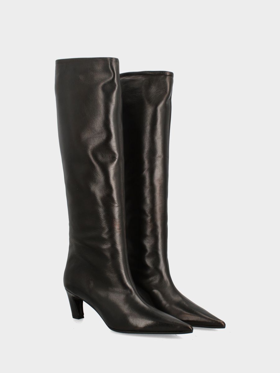 Stivale in vitello nero con cucitura frontale e tacco a coda