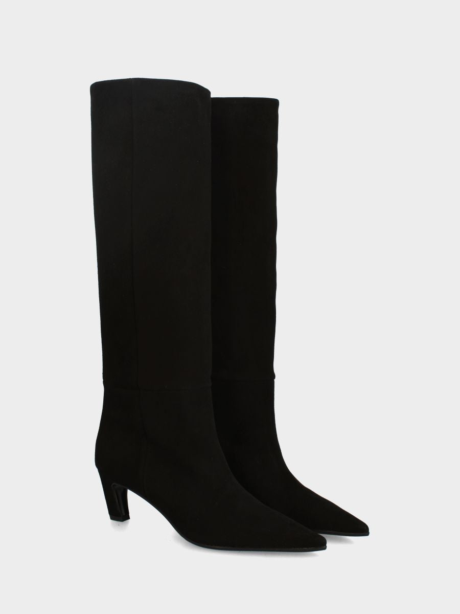 Stivale in camoscio nero con gambale a tubo cascante e tacco ricurvo