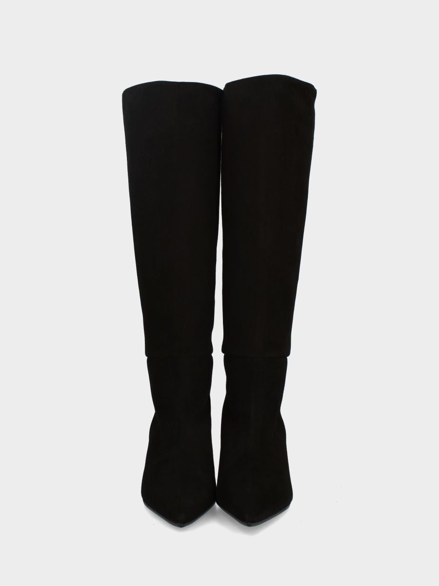 Stivale in camoscio nero con gambale a tubo cascante e tacco ricurvo