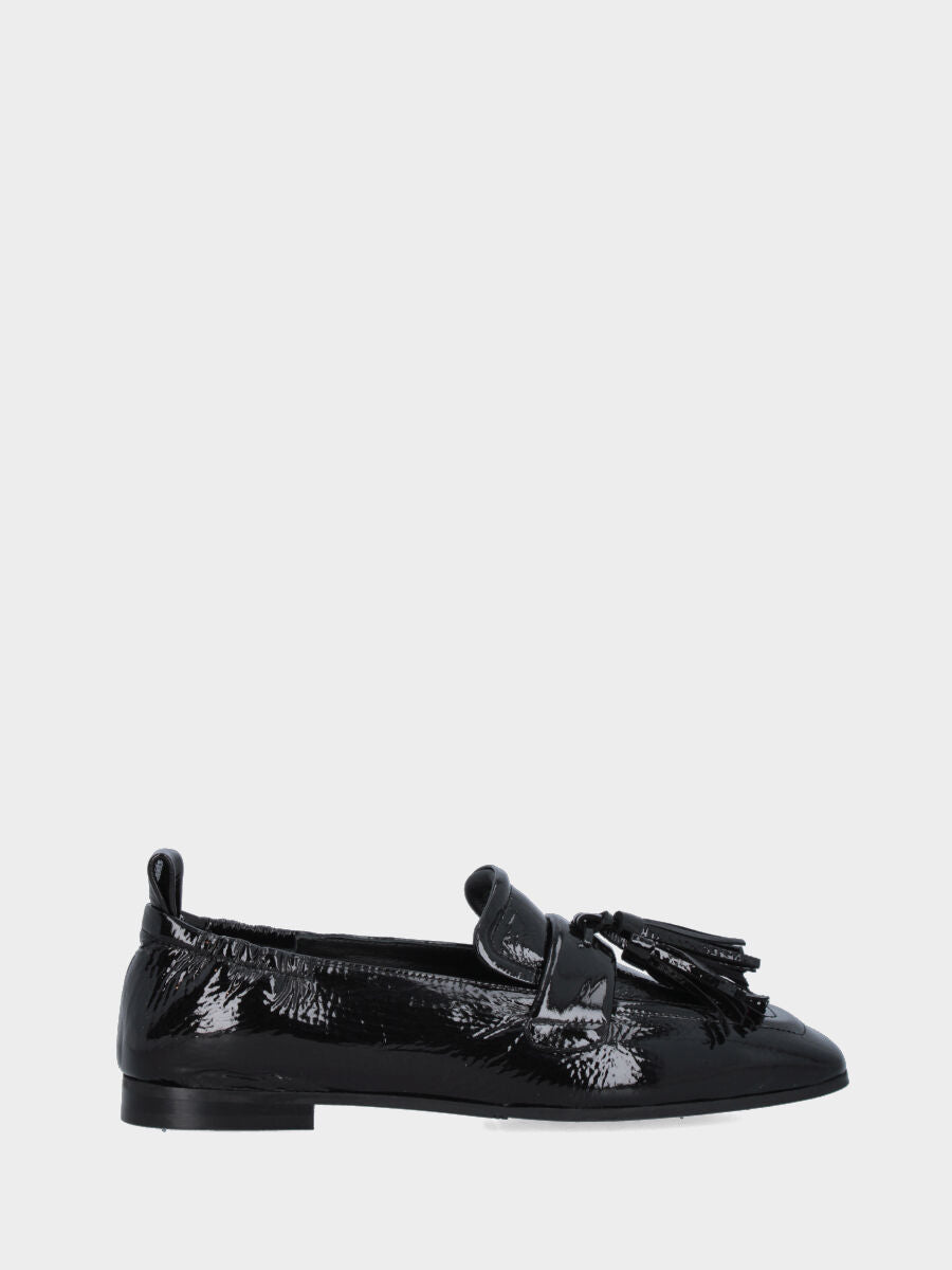 Mocassino in naplak nero con nappine e vaschetta cucita