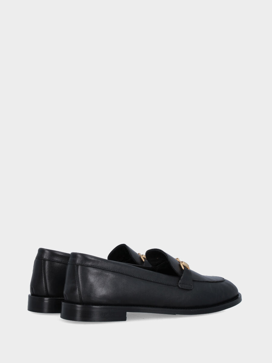 Mocassino in vitello nero con morsetto metallico e vaschetta cucita