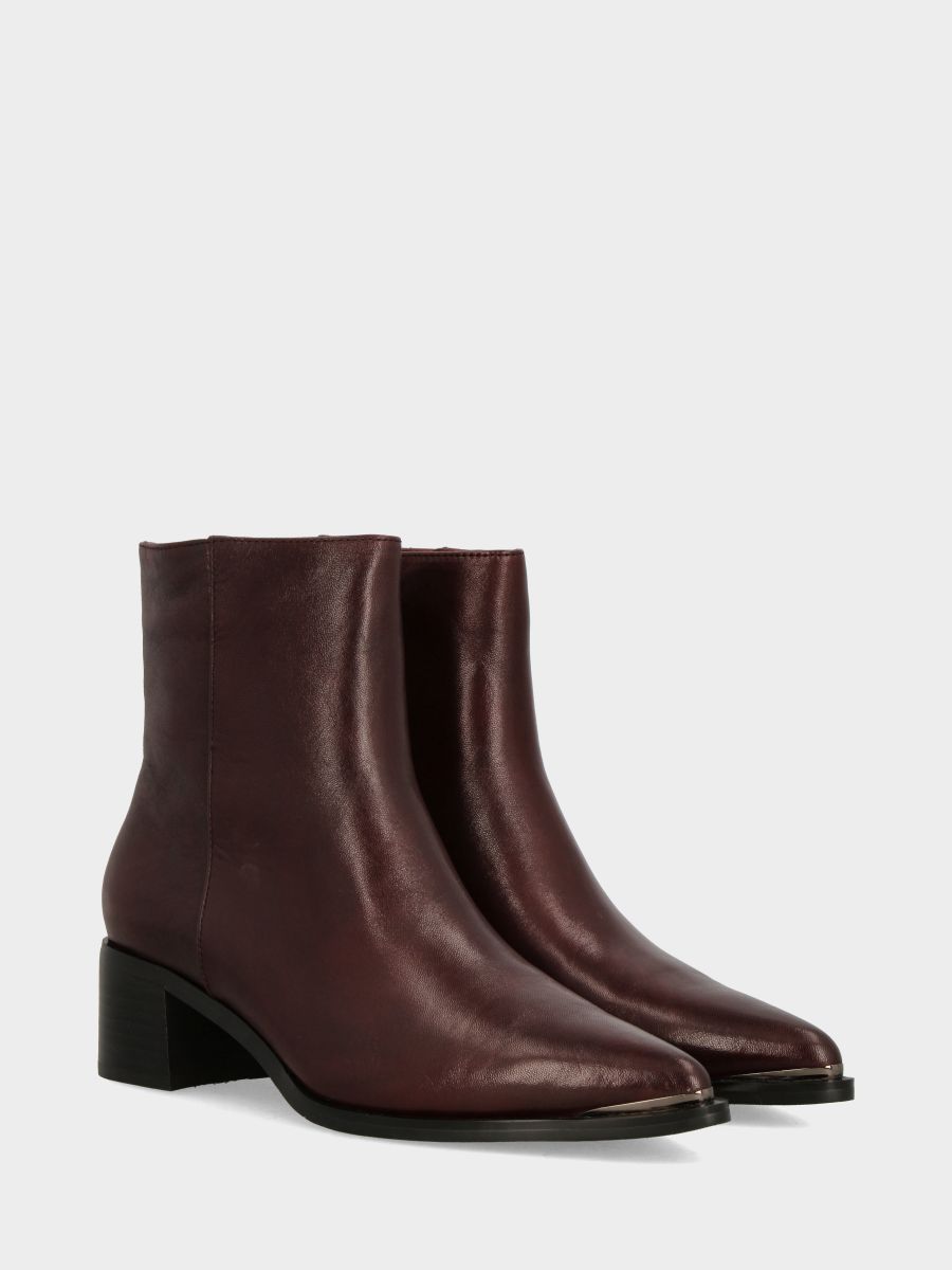 Stiefelette aus bordeauxfarbenem Kalbsleder mit Metallkappe und Blockabsatz