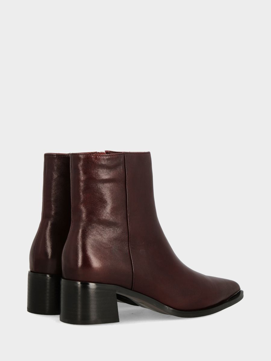 Stivaletto in vitello bordeaux con puntalino metallico e tacco su monoblocco