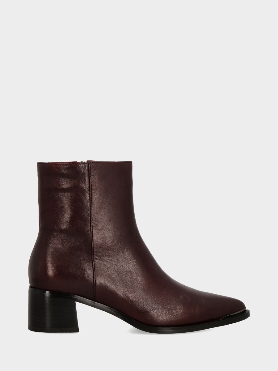 Stiefelette aus bordeauxfarbenem Kalbsleder mit Metallkappe und Blockabsatz