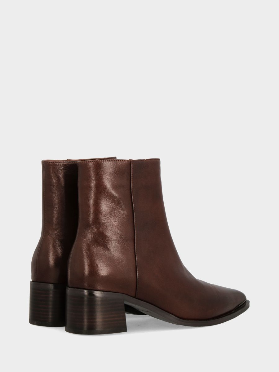 Stivaletto in vitello testa di moro con puntalino metallico e tacco su monoblocco