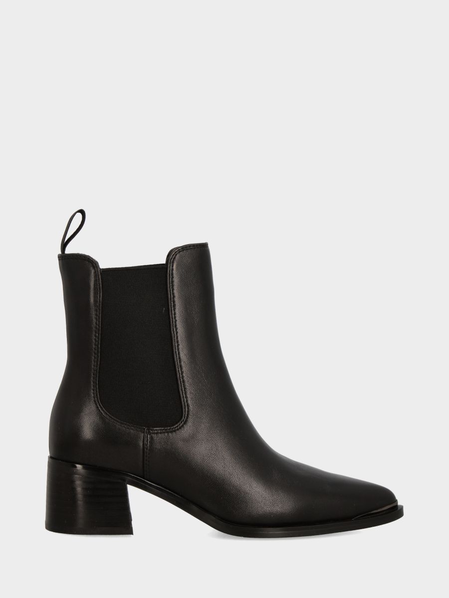 Beatles in vitello nero con puntalino metallico e tacco monoblocco