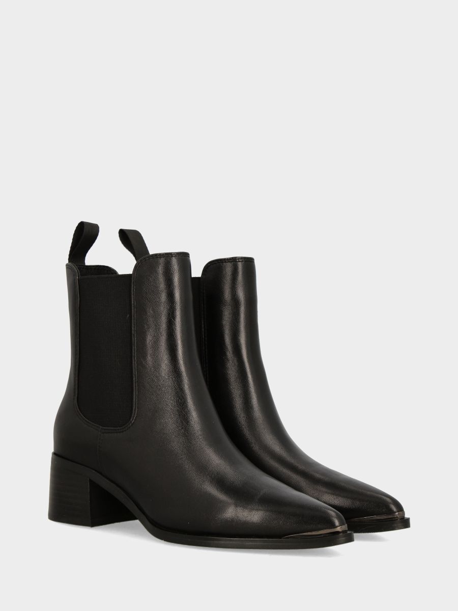 Beatles in vitello nero con puntalino metallico e tacco monoblocco