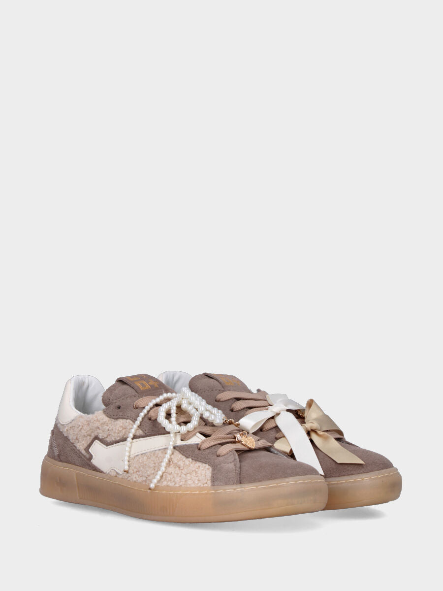Sneaker in camoscio e astrakan beige con laccio infiocchettato