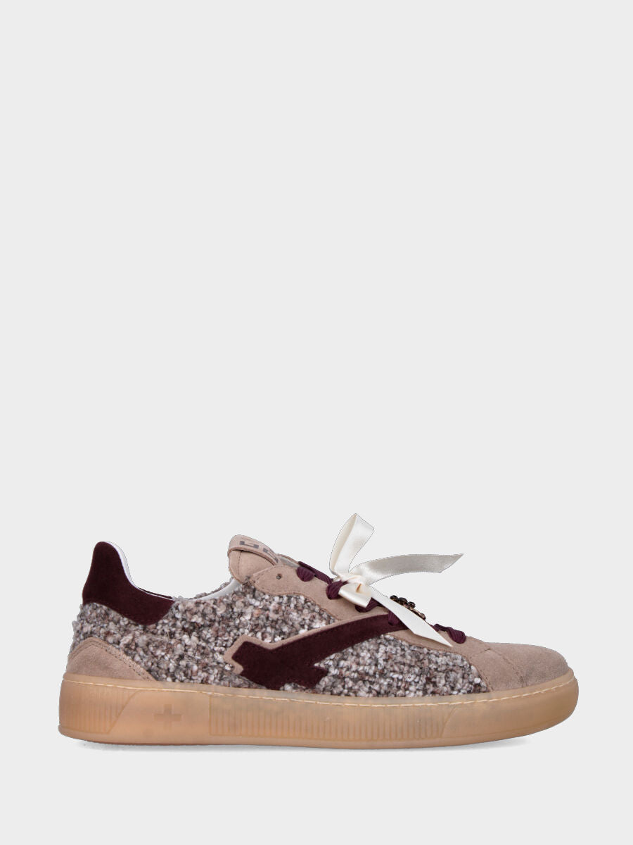 Sneaker in camoscio e bouclé multicolore con laccio di perle e suola in gomma