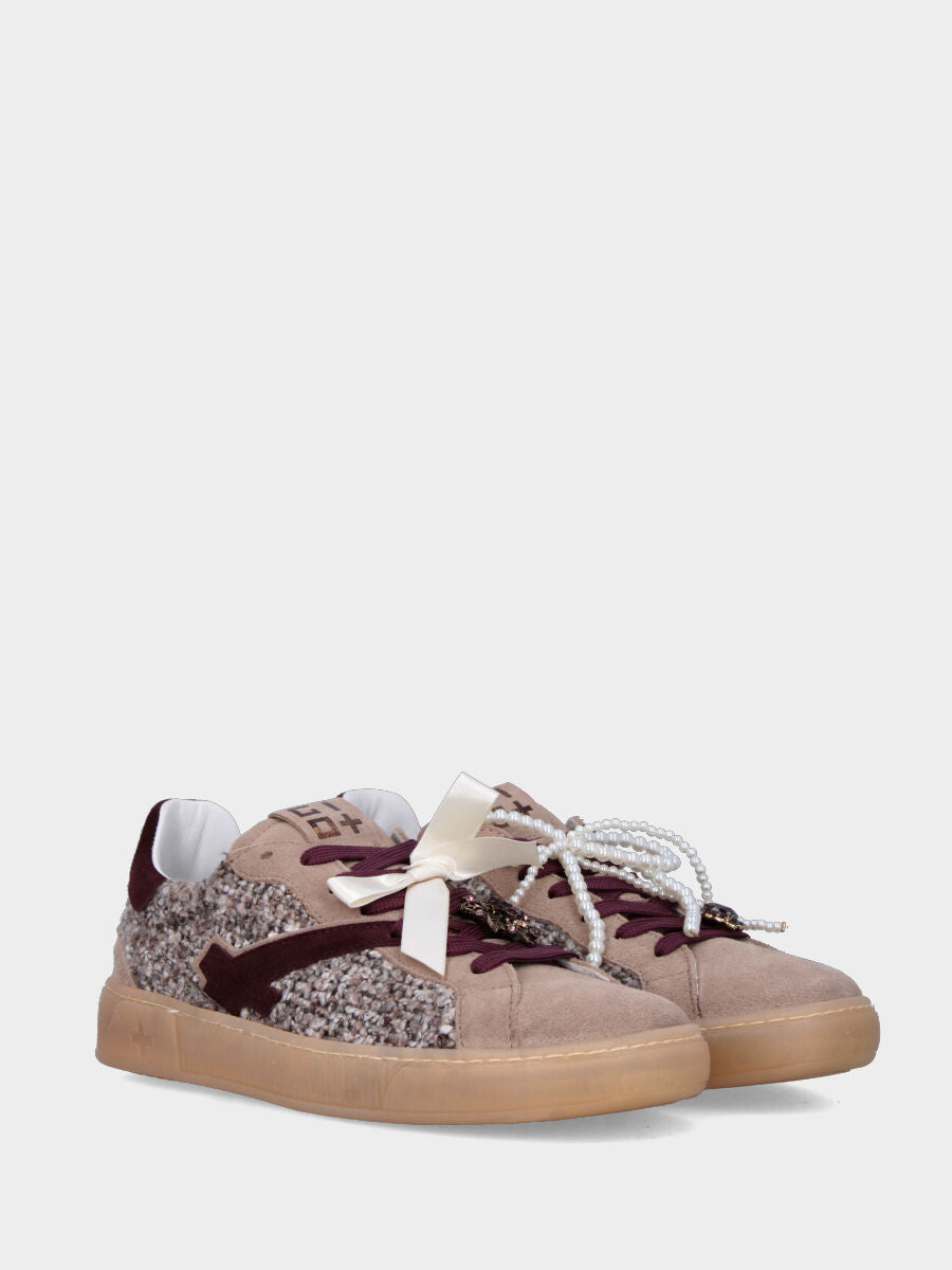 Sneaker in camoscio e bouclé multicolore con laccio di perle e suola in gomma