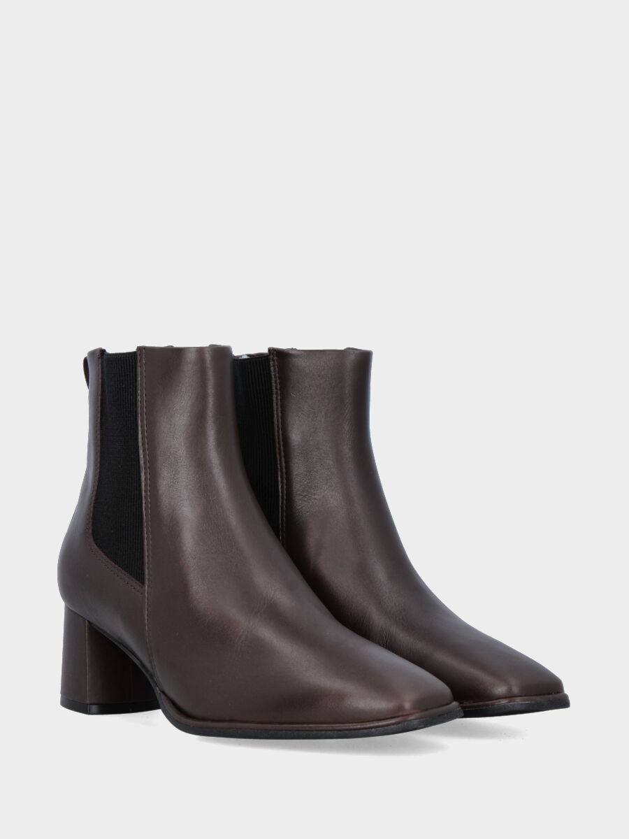 Sandalo monoblocco in vitello rosso con fascia ripiegata