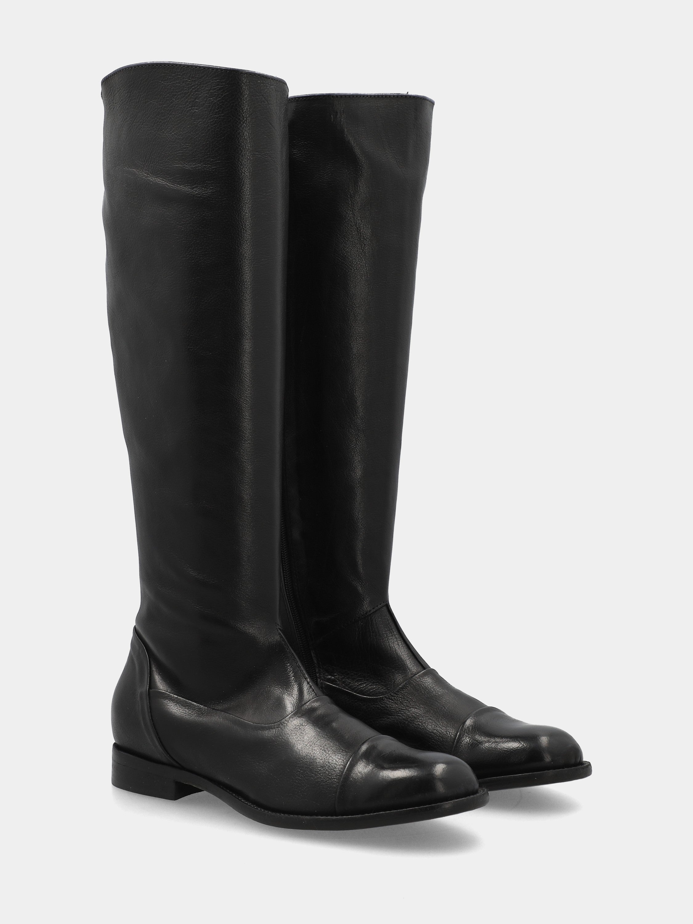 Stivale in vitello nero con puntale e tomaia e sperone cuciti