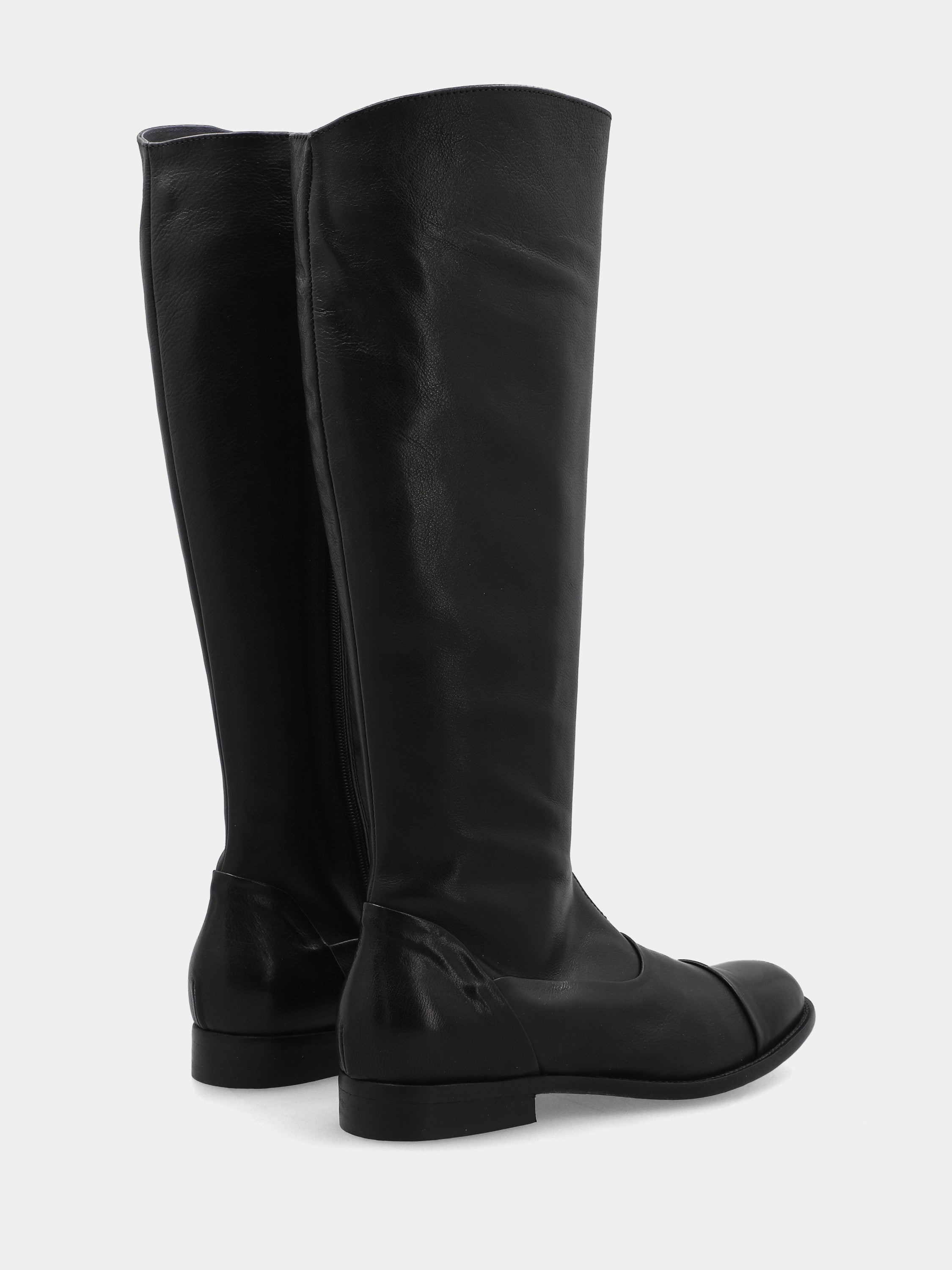 Stivale in vitello nero con puntale e tomaia e sperone cuciti