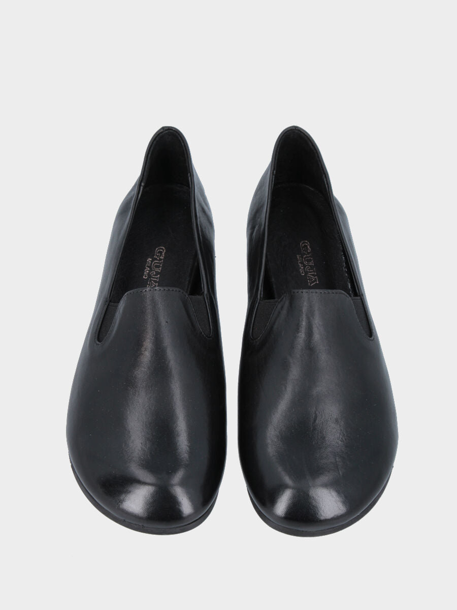 Pantofolina in vitello nero con linea essenziale e tacco basso