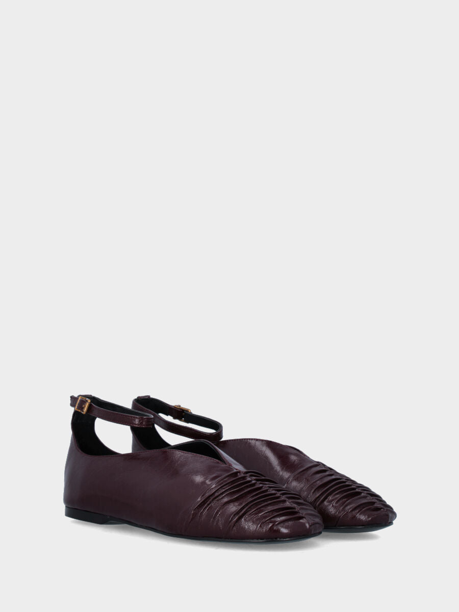 Sandalo monoblocco in vitello rosso con fascia ripiegata