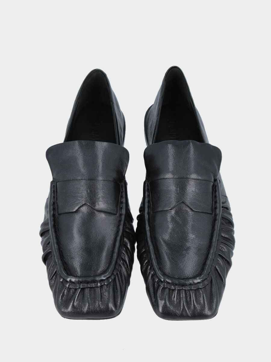 Mocassino in nappa nera con arricciature e punta quadrata