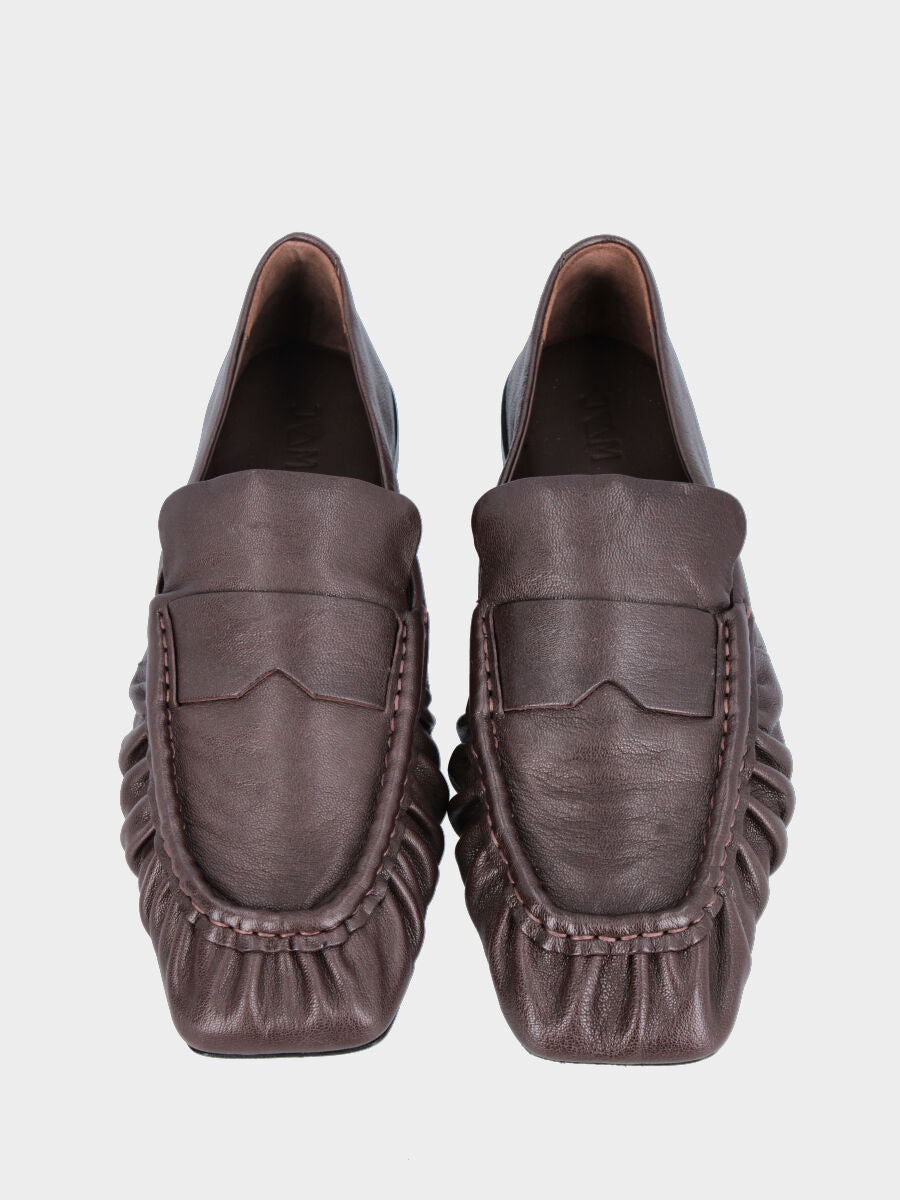 Mocassino in nappa marrone con arricciature e punta quadrata