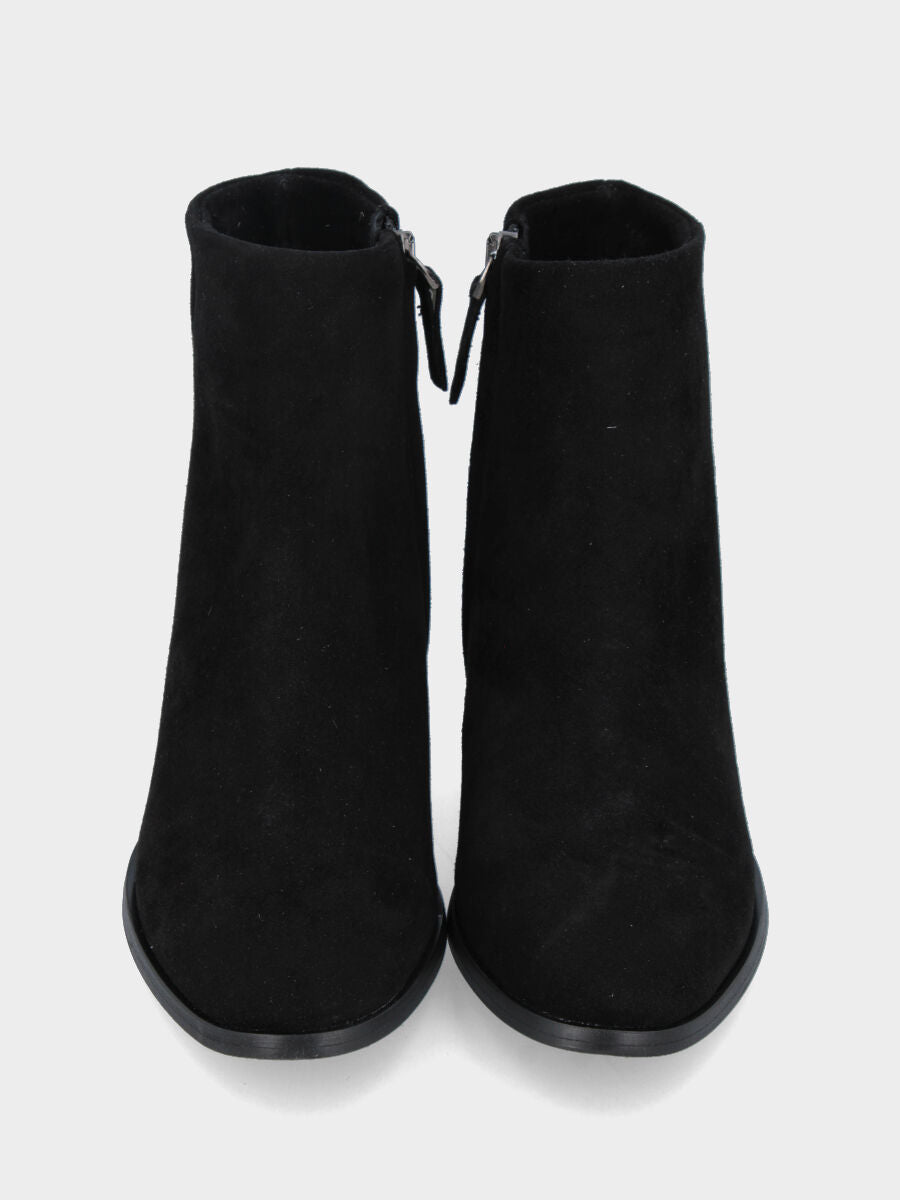 Stivaletto in camoscio nero con punta tonda e tacco a blocco