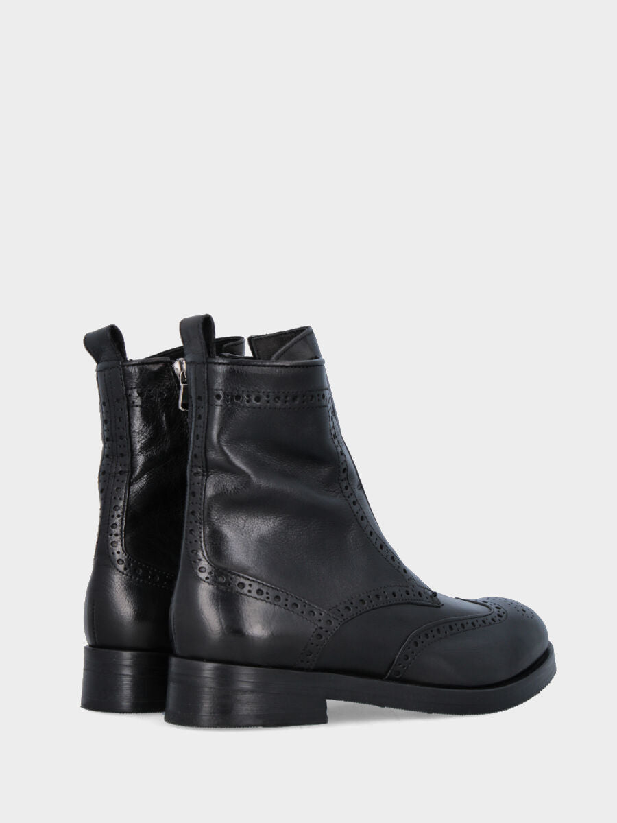 Polacchino en veau noir avec queue d'hirondelle et perforations sur monobloc