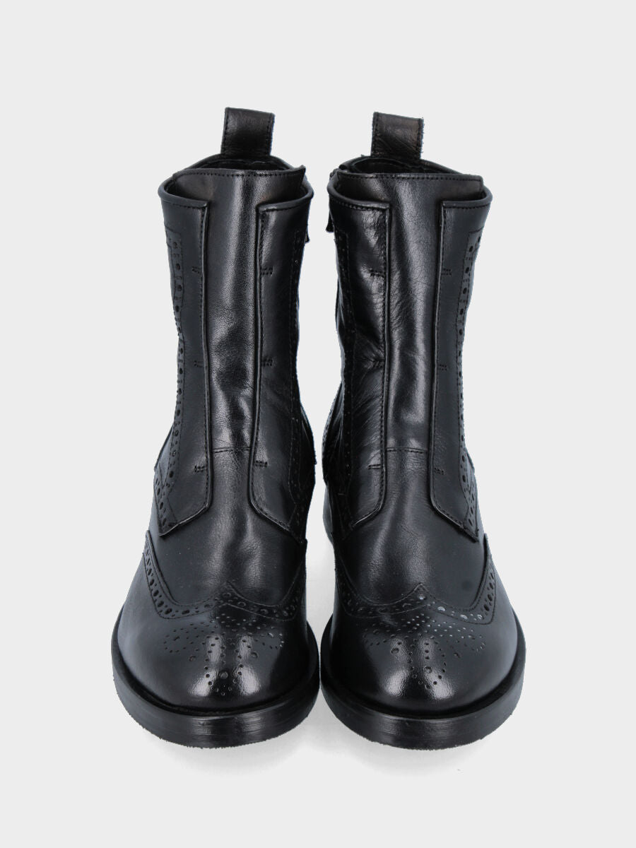 Polacchino en veau noir avec queue d'hirondelle et perforations sur monobloc