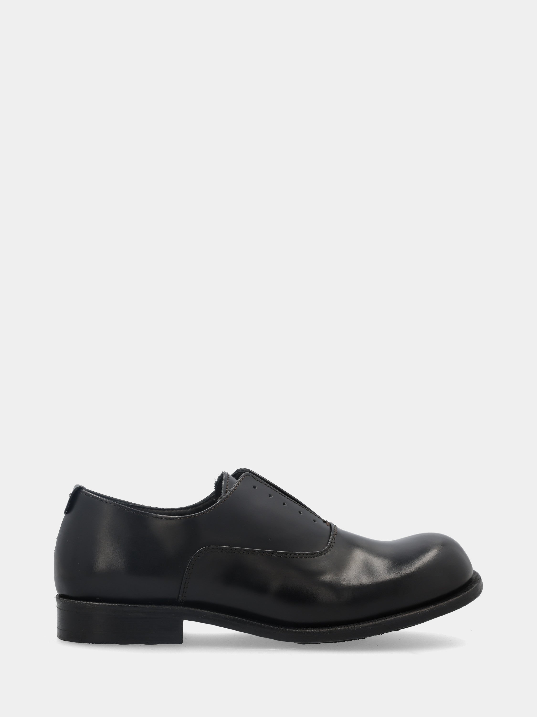 Derby en cuir de veau poncé noir avec semelle mixte cuir et caoutchouc