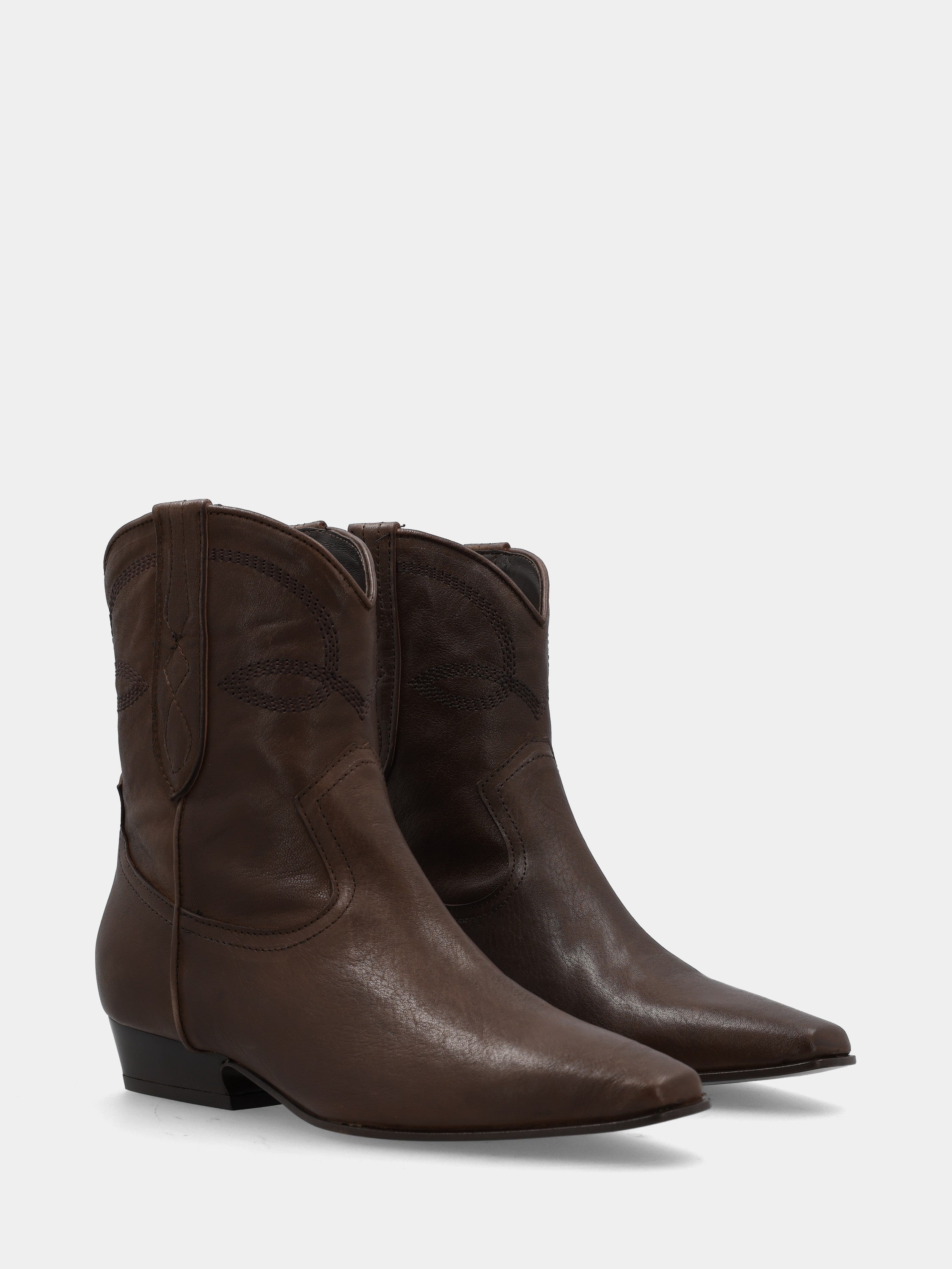 Bottines western en veau marron avec surpiqûres et tirettes
