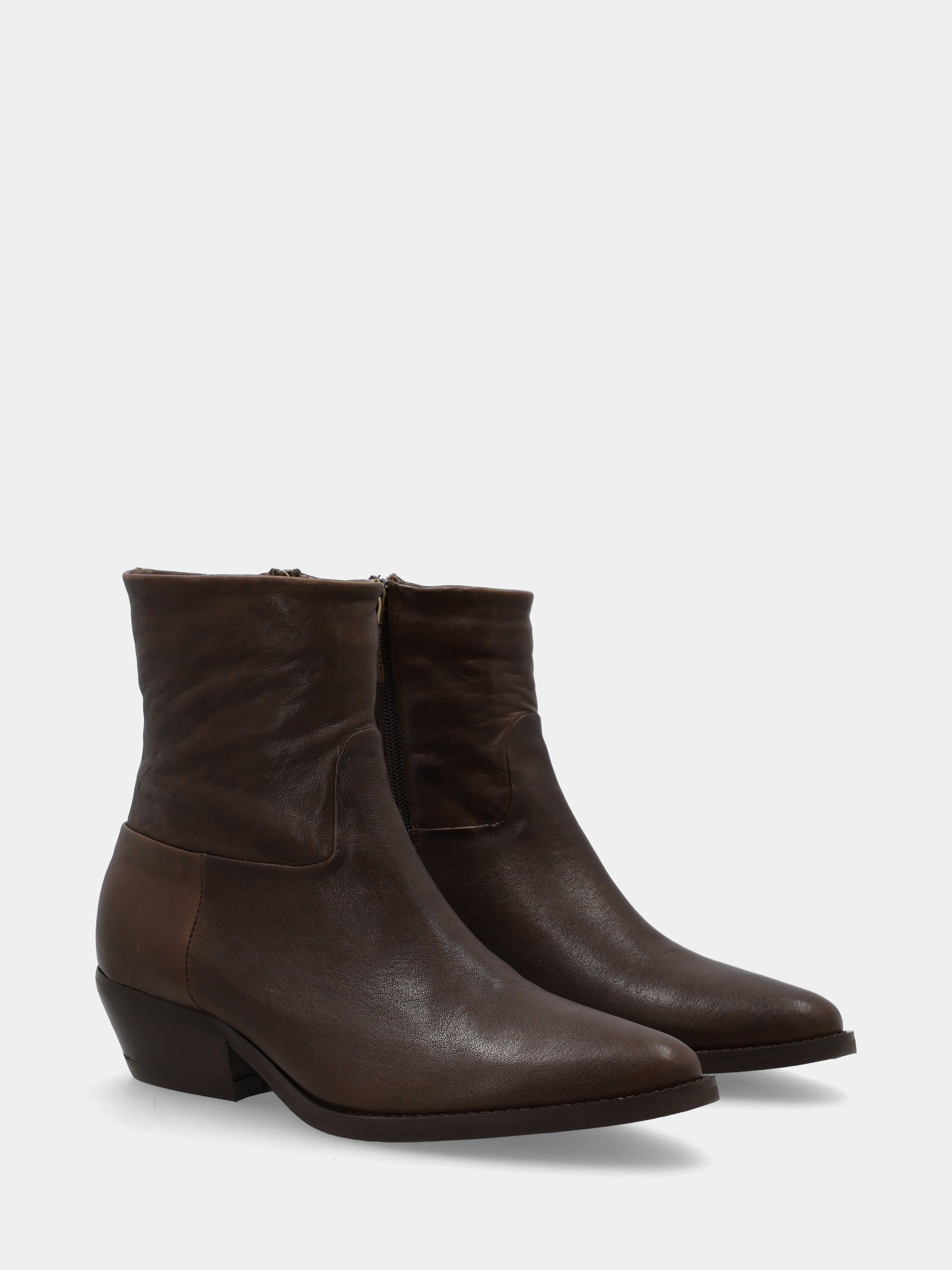 Bottines western en veau marron avec bout effilé et talon cubain