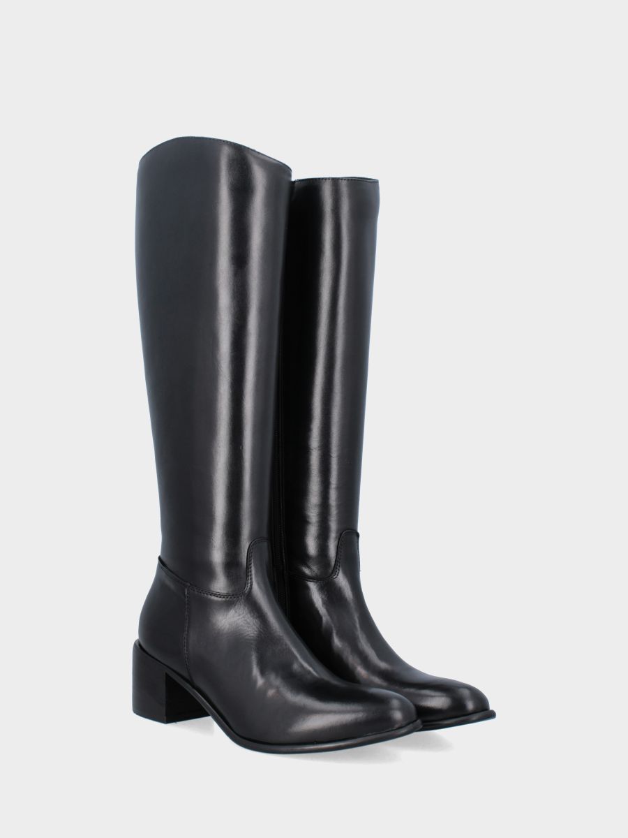Black calfskin boot with monobloc and tapered toe