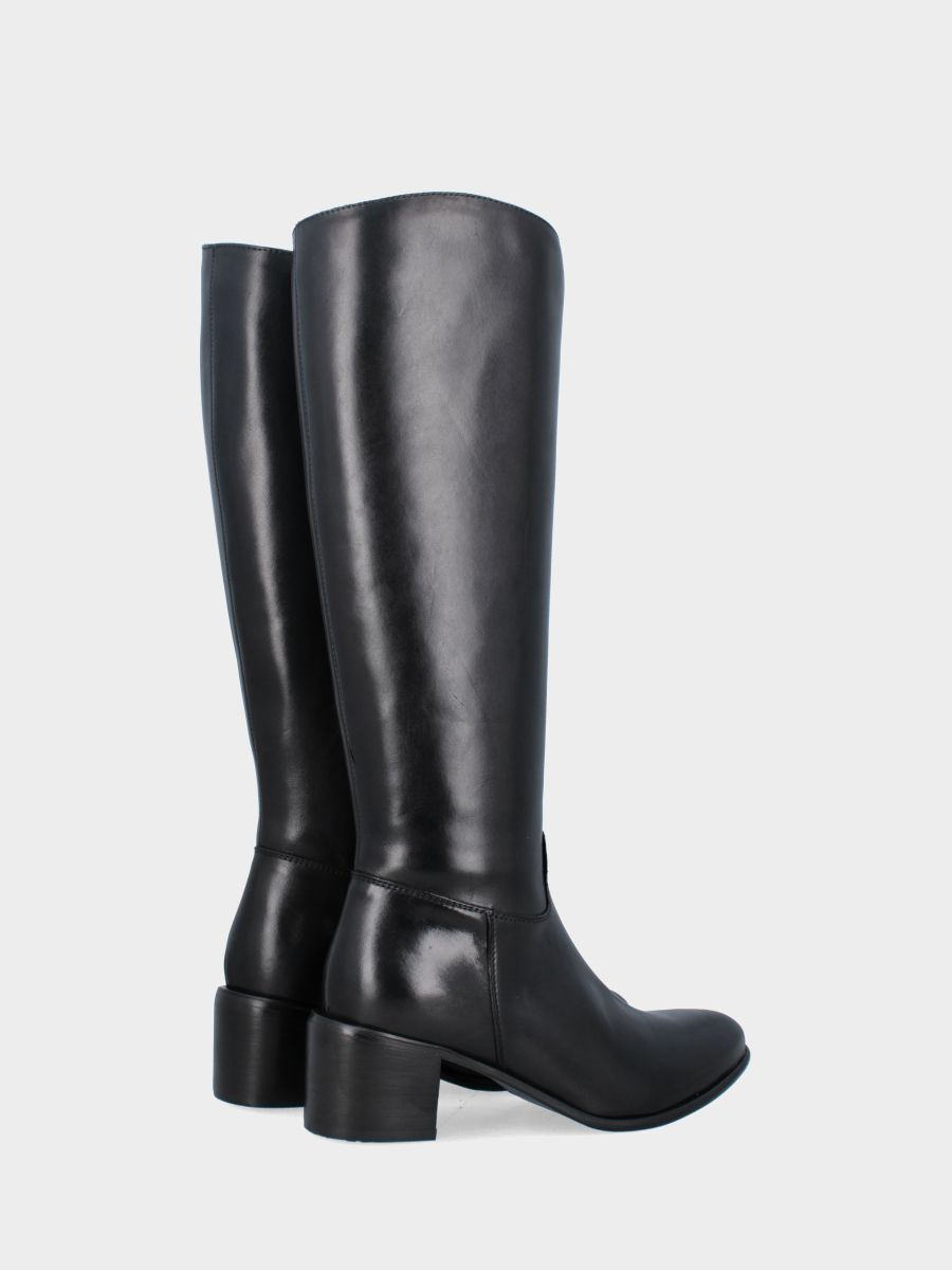 Black calfskin boot with monobloc and tapered toe