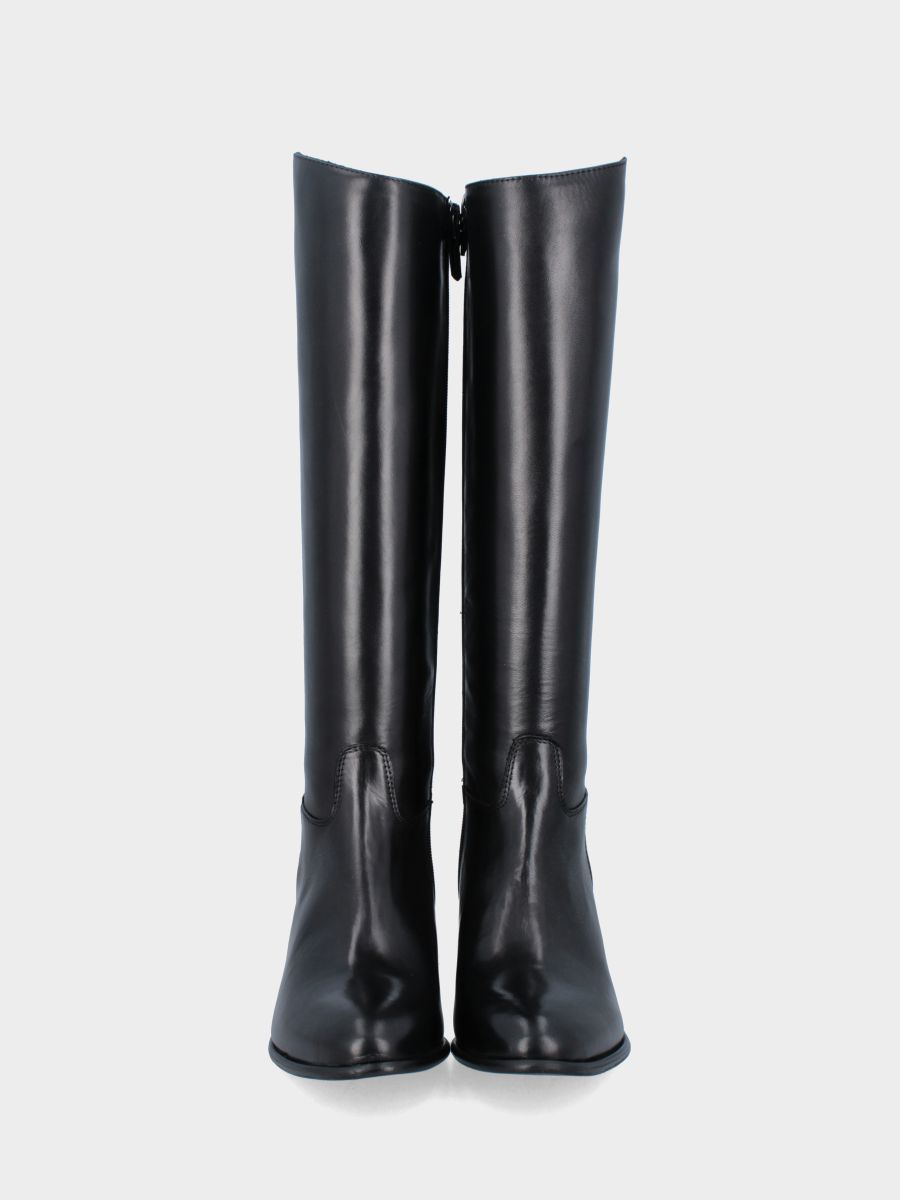 Black calfskin boot with monobloc and tapered toe