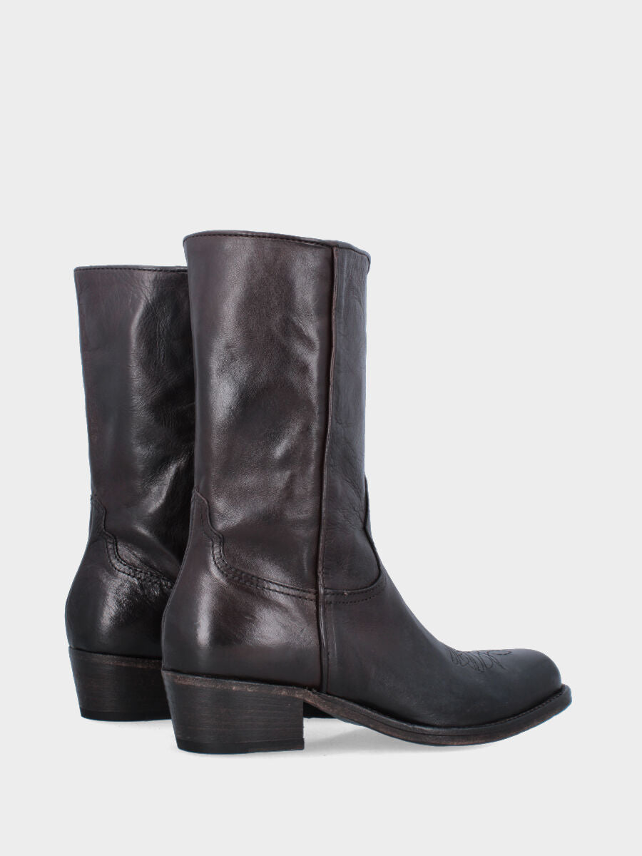 Camperos a stivale in vitello testa di moro con ricamo in punta e tacco monoblocco