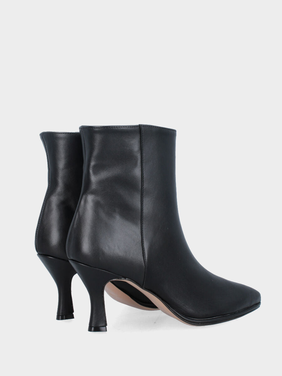 Bottine en nappa noire avec talon en forme de calice et plateau discret