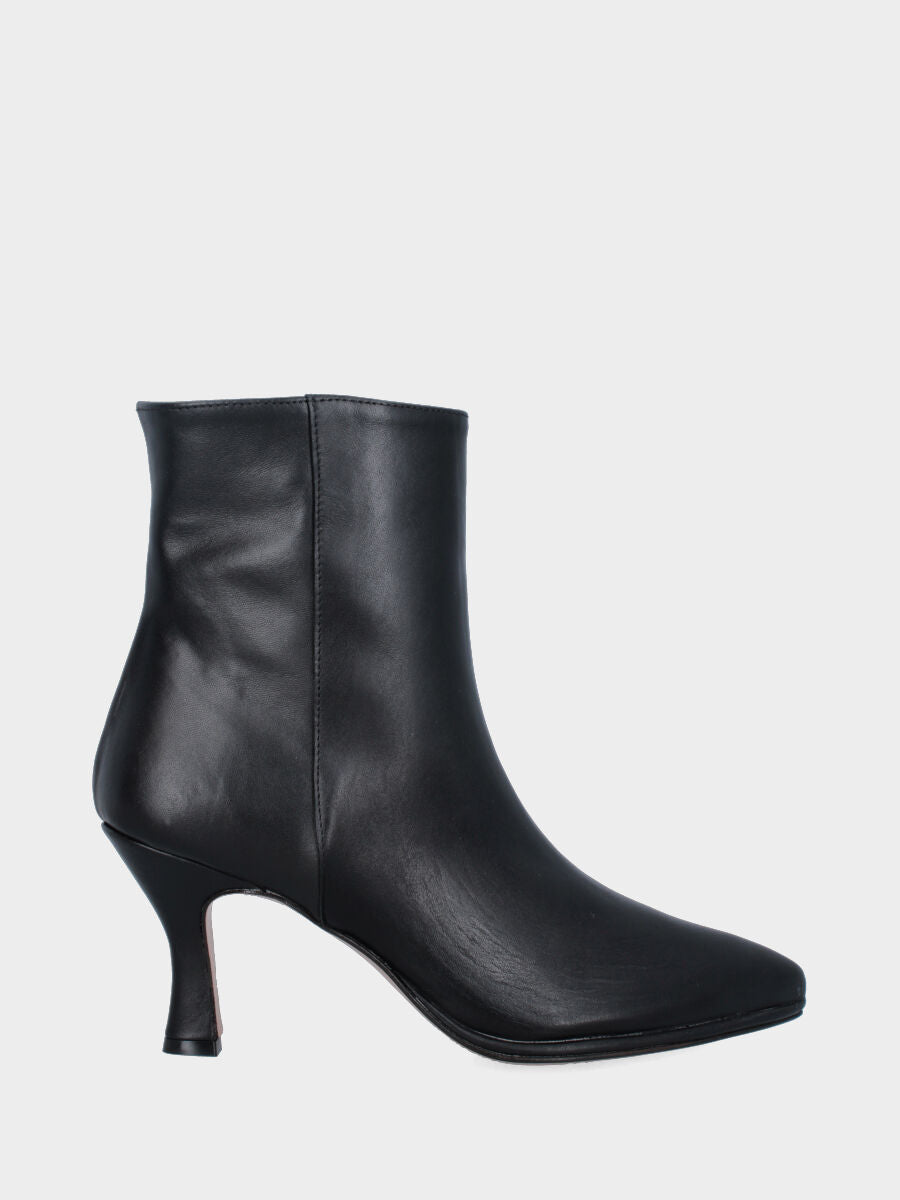 Bottine en nappa noire avec talon en forme de calice et plateau discret