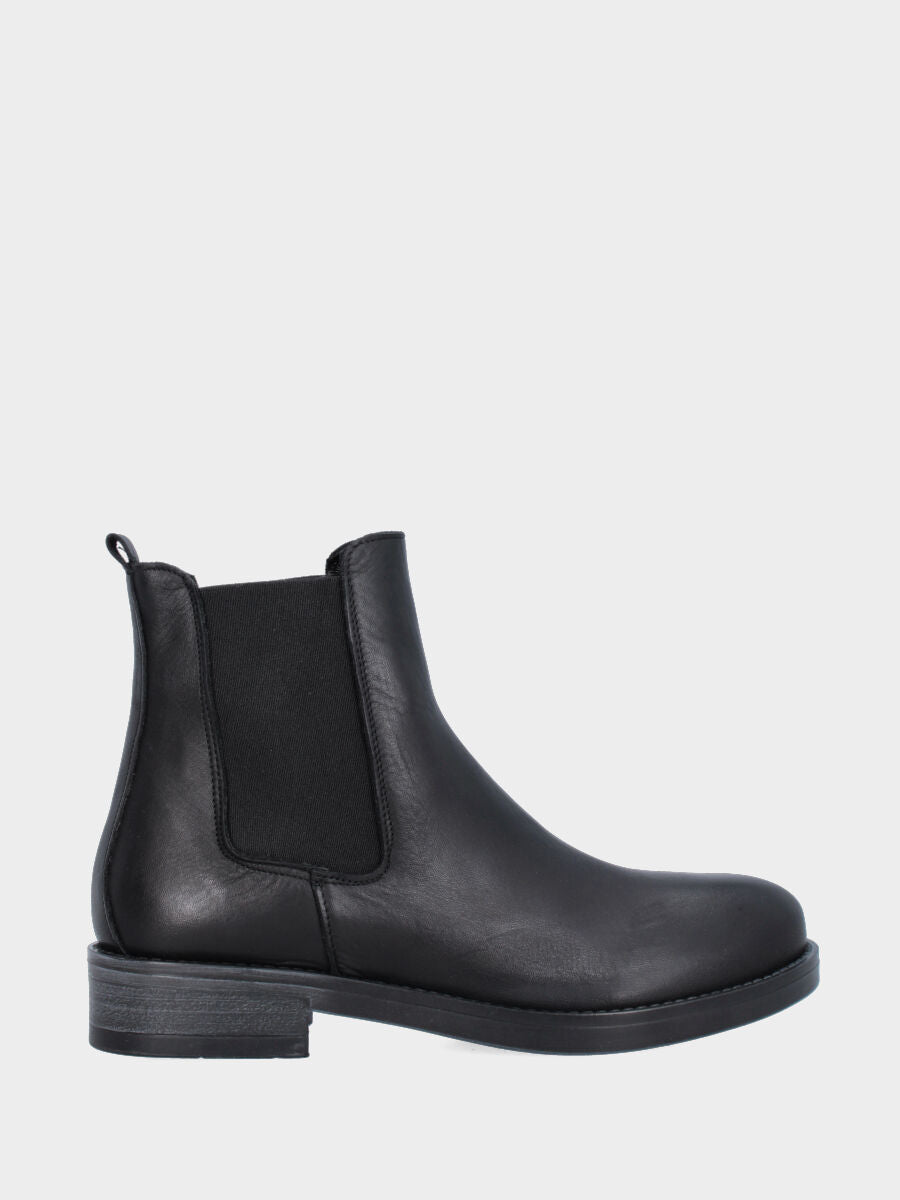 Beatles in vitello nero con tacco basso monoblocco