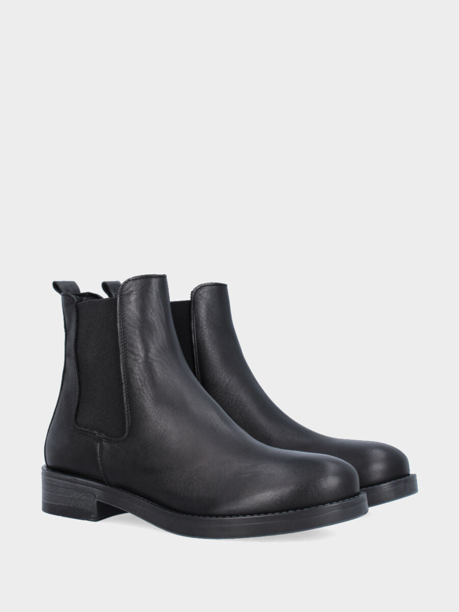 Beatles in vitello nero con tacco basso monoblocco