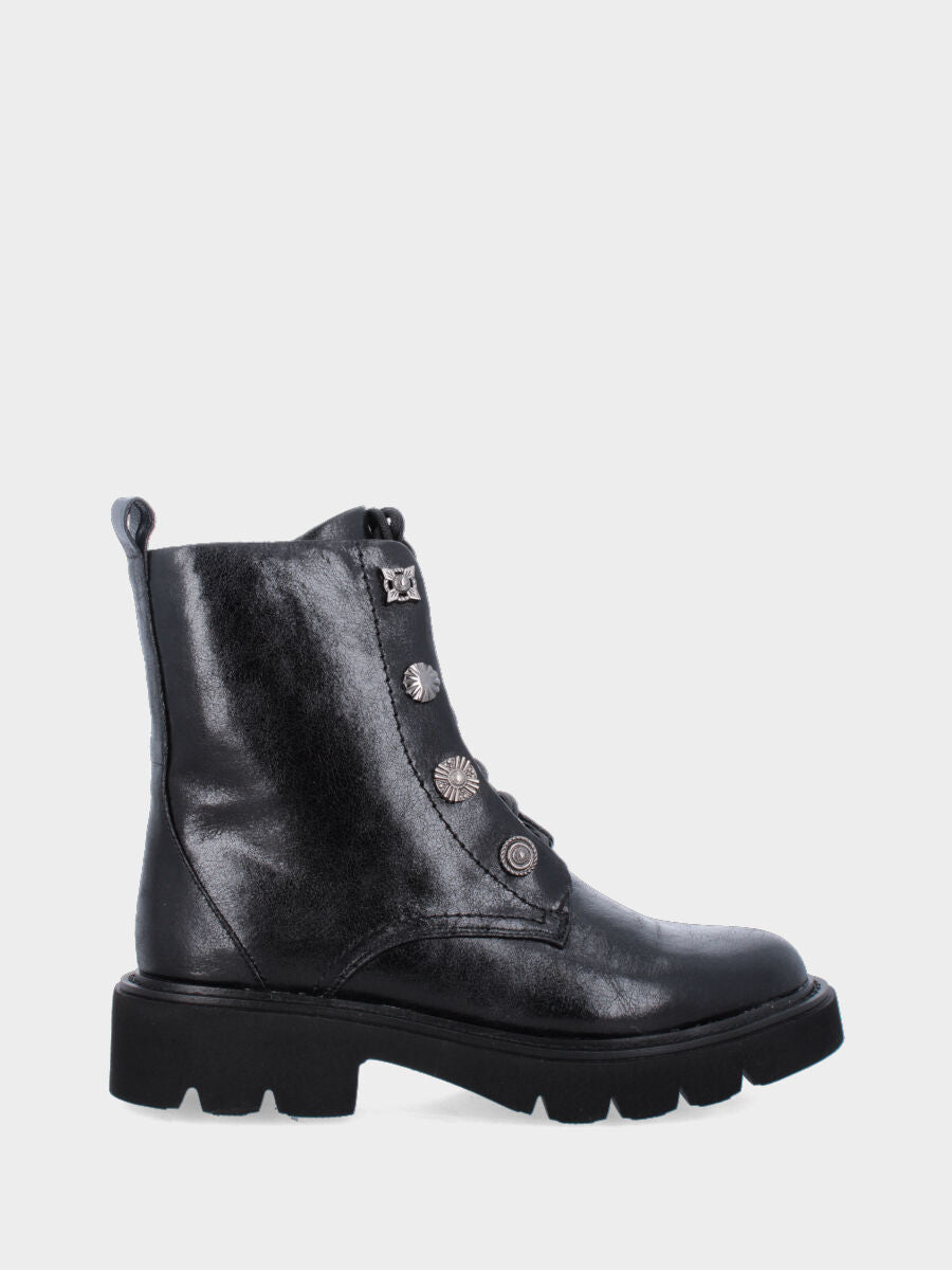 Polacchino in vitello nero con bottoni metallici e platform