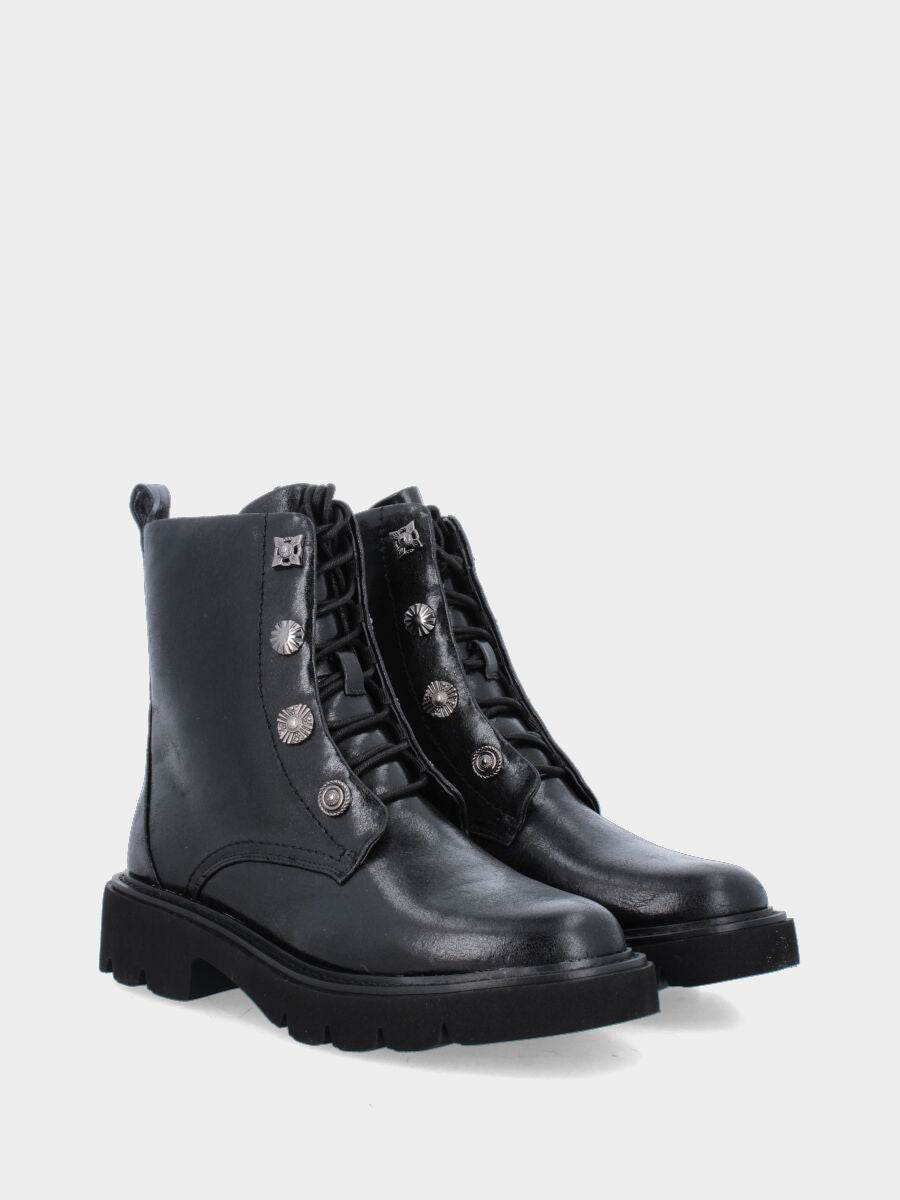 Polacchino in vitello nero con bottoni metallici e platform