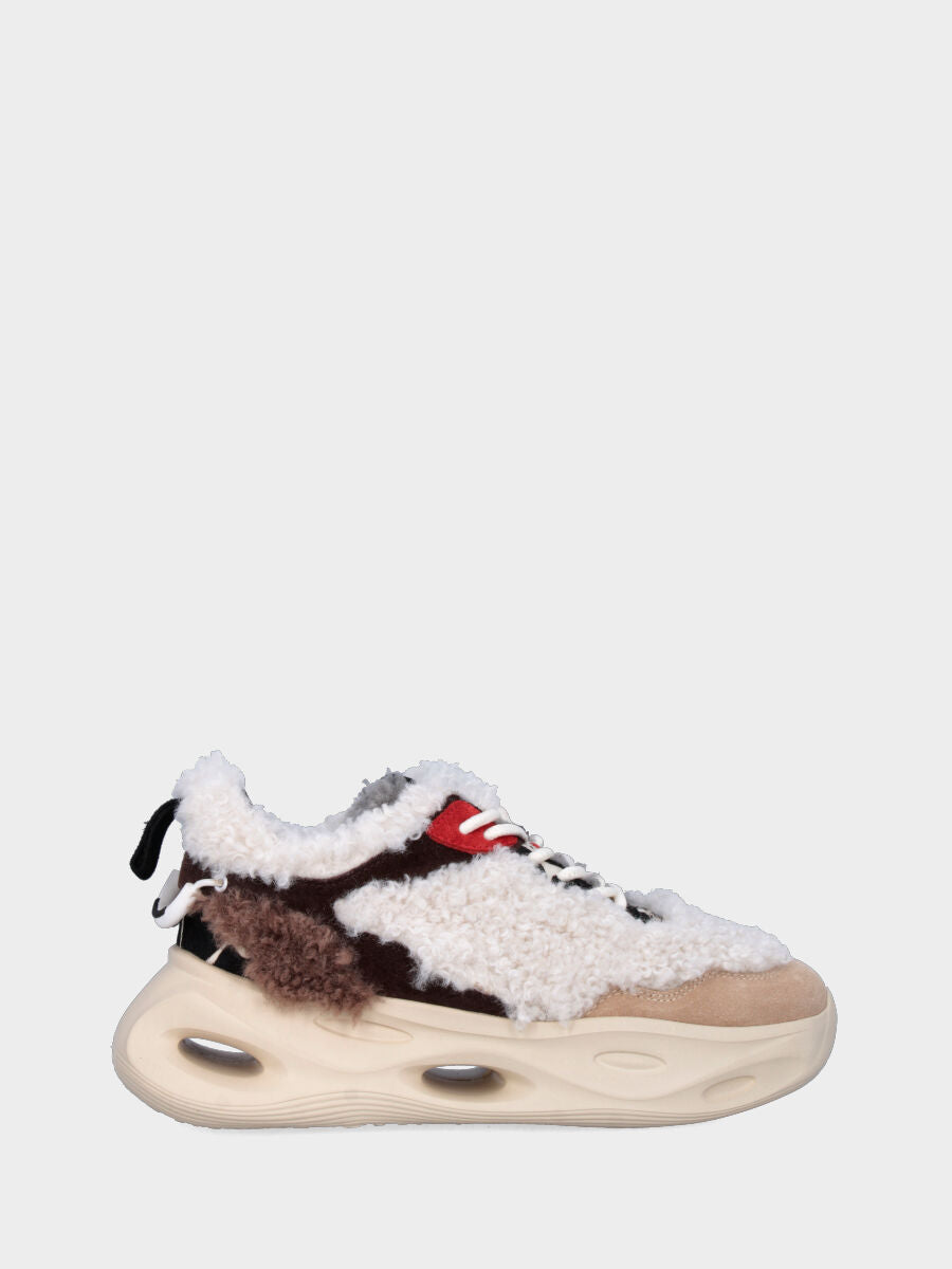 Sneaker in astrakan multicolor con suola monoblocco ondulata e traforata