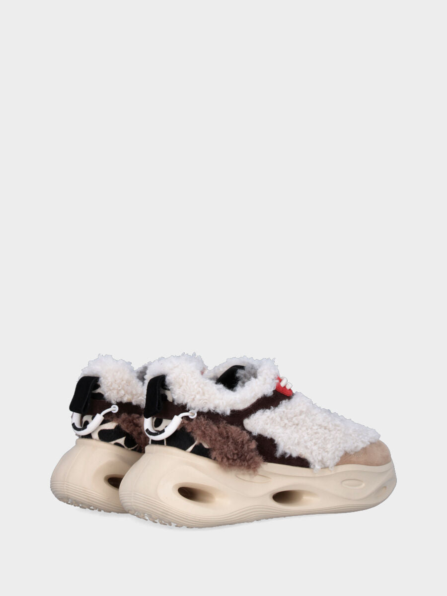 Sneaker in astrakan multicolor con suola monoblocco ondulata e traforata