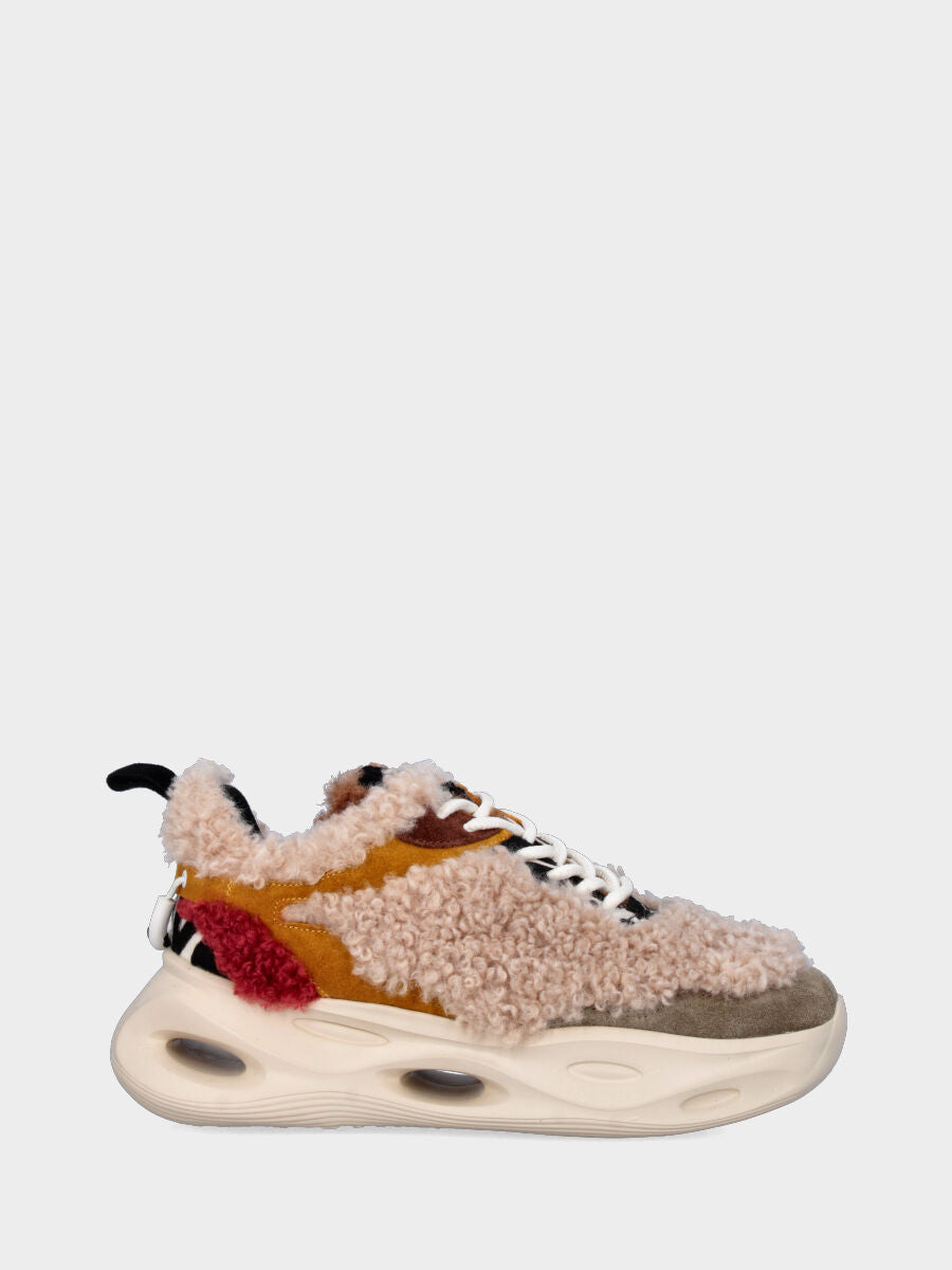 Sneaker in astrakan multicolor con suola monoblocco ondulata e traforata
