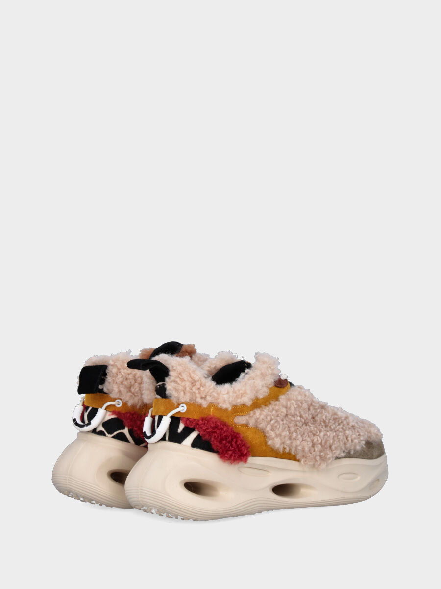Sneaker in astrakan multicolor con suola monoblocco ondulata e traforata