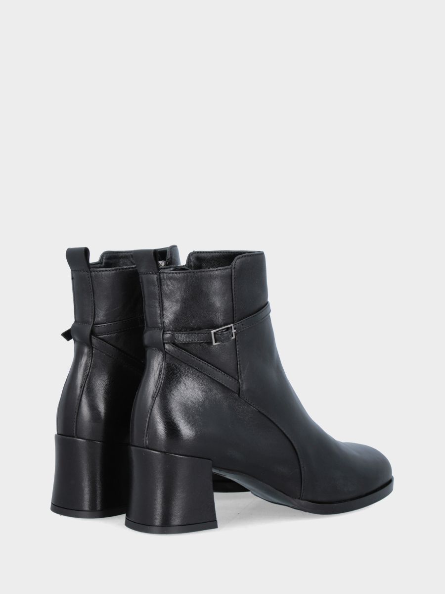 Stivaletto in vitello nero con cinturino e tacco blocco