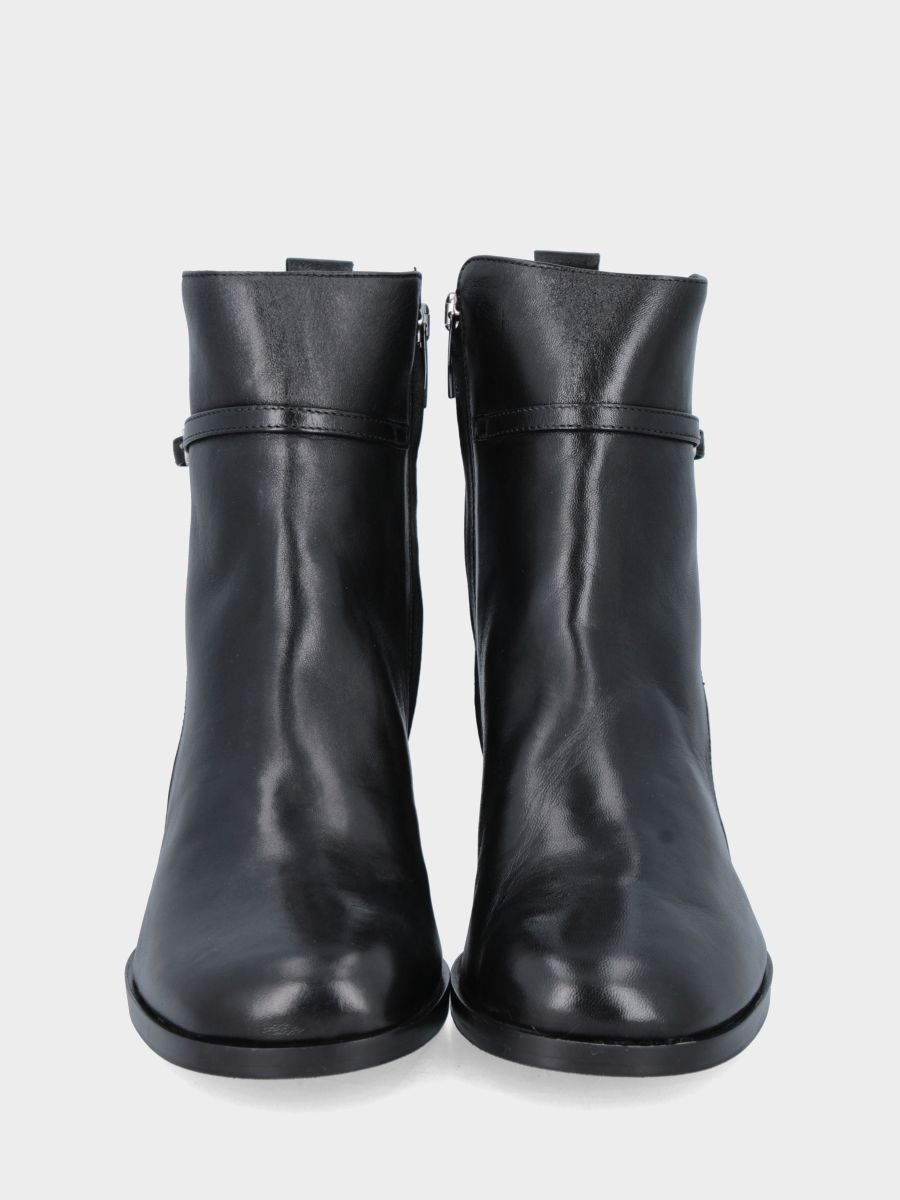 Stivaletto in vitello nero con cinturino e tacco blocco