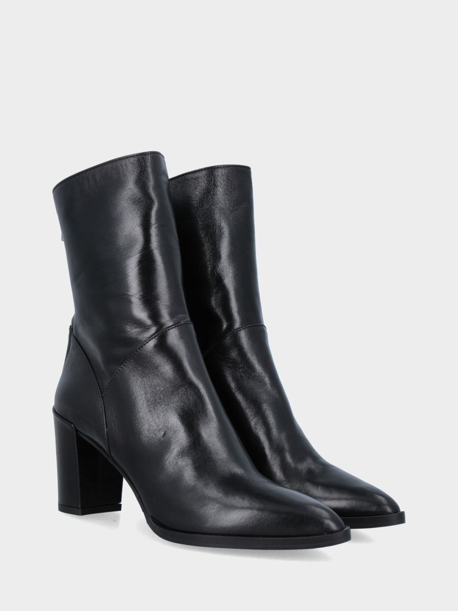 Stivaletto in vitello nero con cerniera posteriore e tacco a blocco